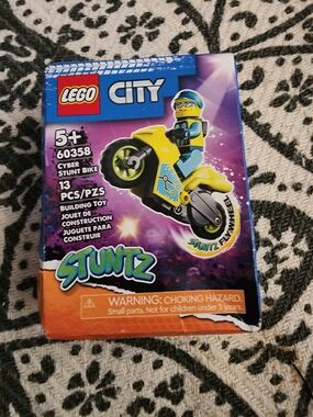 LEGO - City Cyber Stunt Bike 60358.